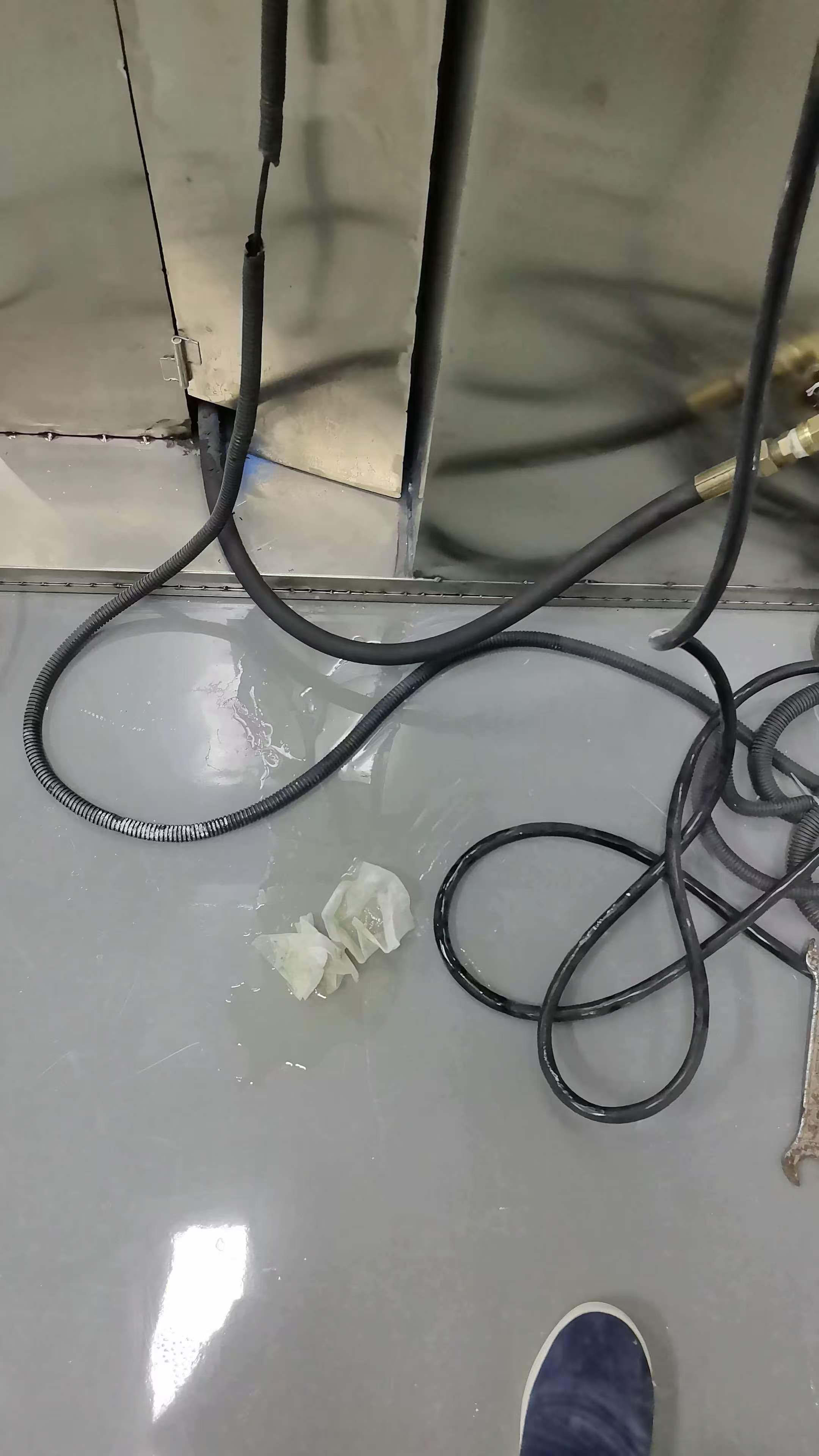 液压管路漏油现场